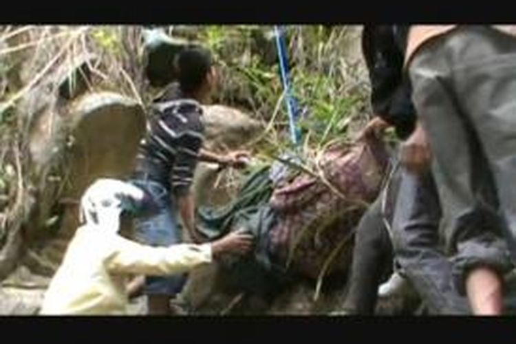 Pria ditemukan tewas setelah terjatuh ke dalam tebing sungai sedalam 70 mter lebih di Mamasa. Sulawesi barat.