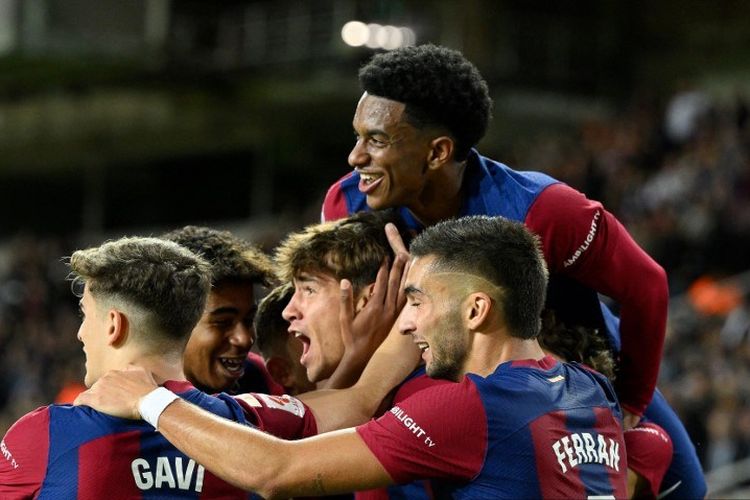 Momen selebrasi gol Marc Guiu dalam laga pekan ke-10 Liga Spanyol 2023-2024 antara Barcelona vs Bilbao di Estadio Olimpic Lluis Companys, 22 Oktober 2023. Terkini, Barcelona akan menjamu Real Madrid pada pekan ke-11 Liga Spanyol di Stadion Olimpic Lluis Companys, Sabtu (28/10/2023) malam WIB. Artikel ini berisi 5 fakta Barcelona vs Real Madrid. (Photo by Josep LAGO / AFP)