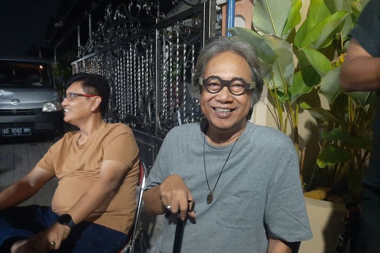 seniman Butet Kertaredjasa saat menghadiri acara tirakatan di kediaman Mahfud MD, di Sambilegi Lor, Maguwoharjo, Kapanewon Depok, Kabupaten Sleman, Selasa (13/02/2024) malam.