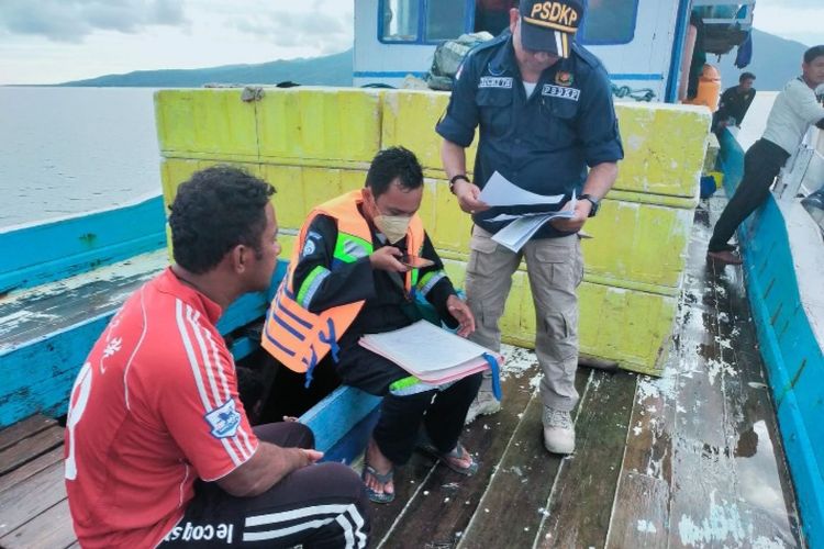 Foto: Petugas Dinas Kelautan dan Perikanan (DKP) NTT bersama sejumlah pihak terkait melakukan operasi pengawasan terpadu di wilayah perairan Flores Timur, Rabu (5/10/2022).