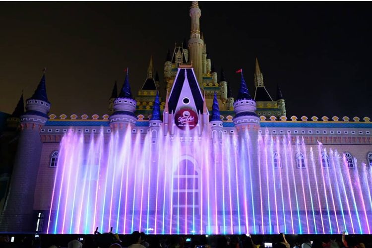 Air mancur menari di Atlantis Land Kenpark Surabaya.