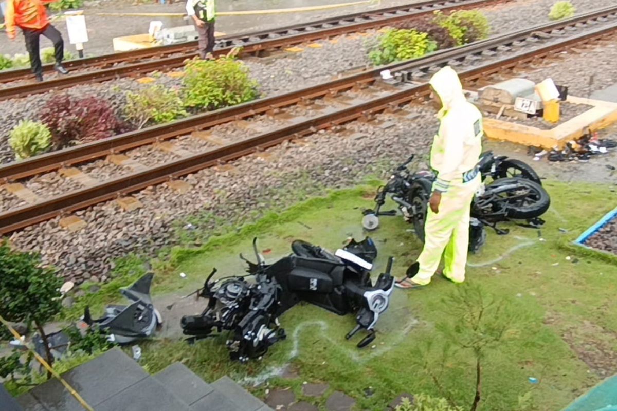 Diduga miskomunikasi , 7 sepeda motor yang menunggu kereta lewat di pelintasan kereta api di Kecamatan Barat tertabrak KA Malioboro Ekspres. Palang pintu dibuka petugas ketika kereta dari arah Rimur lewat, padahal di peinrasan doubletrack terse ut juga melintas kereta dari arah Barat sehingga menabrak 6 sepeda motor.