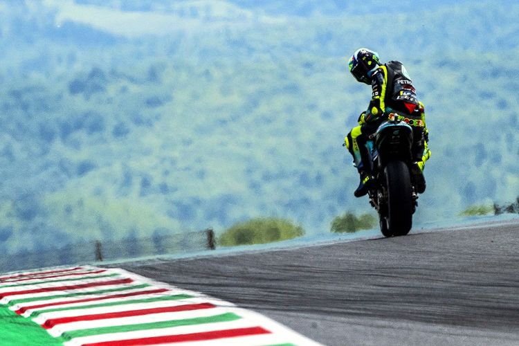 Pebalap Petronas Yamaha SRT, Valentino Rossi, pada sesi latihan bebas MotoGP Italia di Sirkuit Mugello, Jumat (28/5/2021).