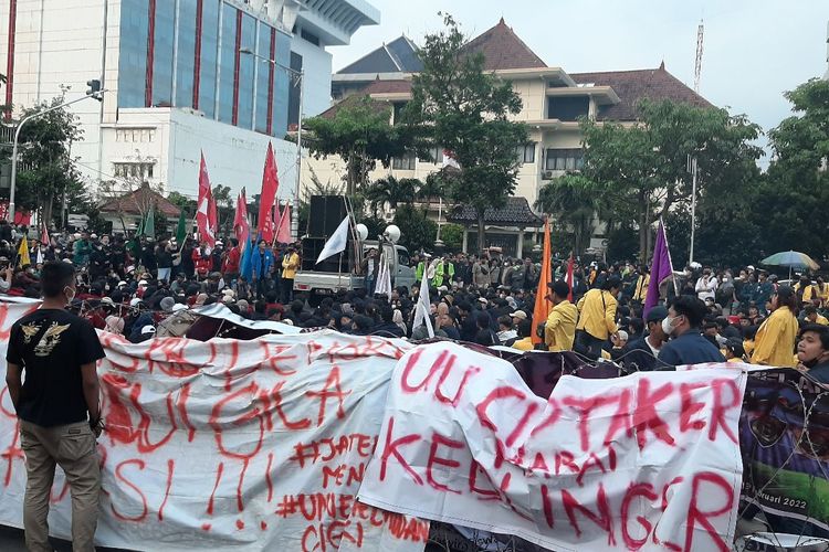 Aksi demo mahasiswa di depan Kantor Gubernur Jateng, Rabu (13/4/2022)