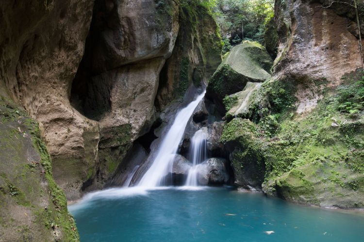 Kolam kebiruan di Bassin Bleu. Menurut mitologi setempat, air terjun ini dihuni oleh peri misterius.