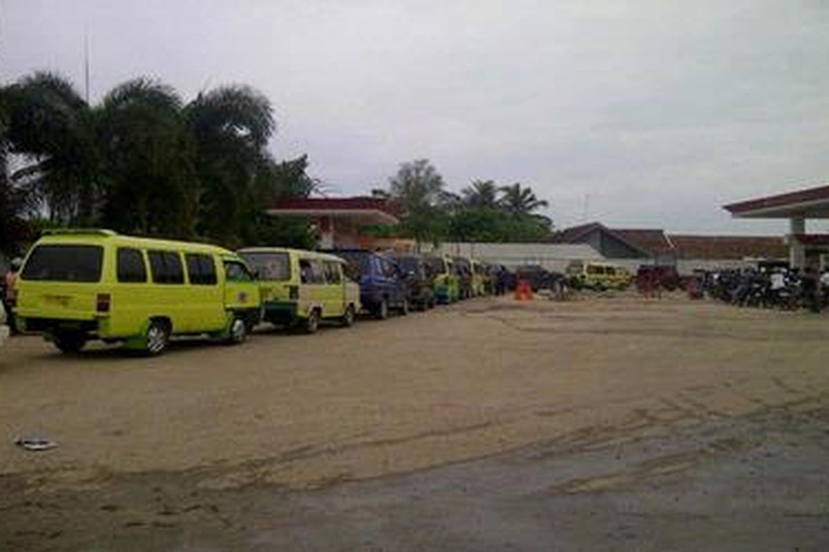 Antrean pembeli BBM di SPBU Terbanggi Besar, Lampung Tengah, Sabtu (3/3/2012).