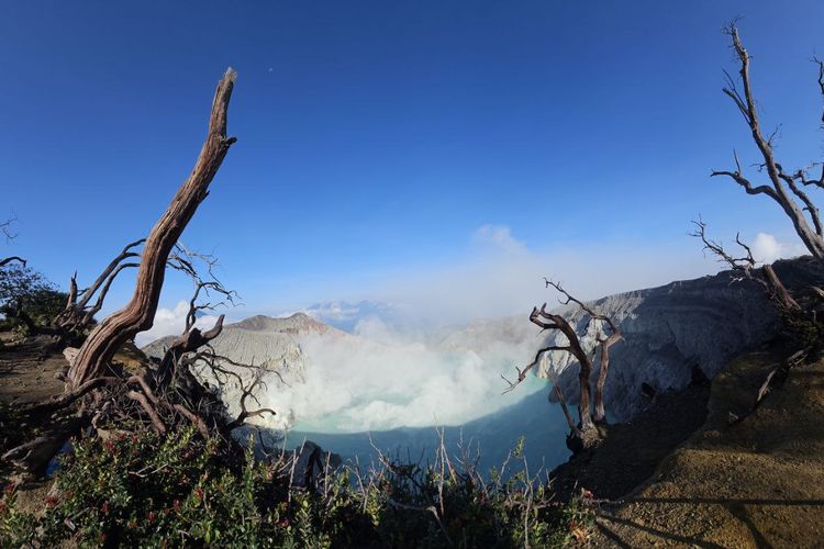 Fitur panorama kamera Galaxy S23 Ultra digunakan saat memotret pemandangan alam kawah dan Gunung Ijen, Banyuwangi, Jawa Timur