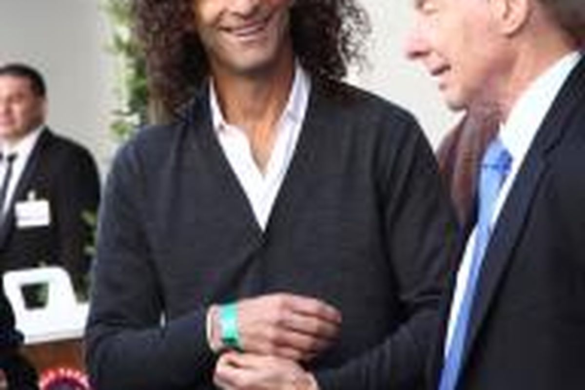 Pemain saksofon Kenny G (kiri) menghadiri acara penganugerahan Walk of Fame untuk musisi dan penyanyi Kenneth 