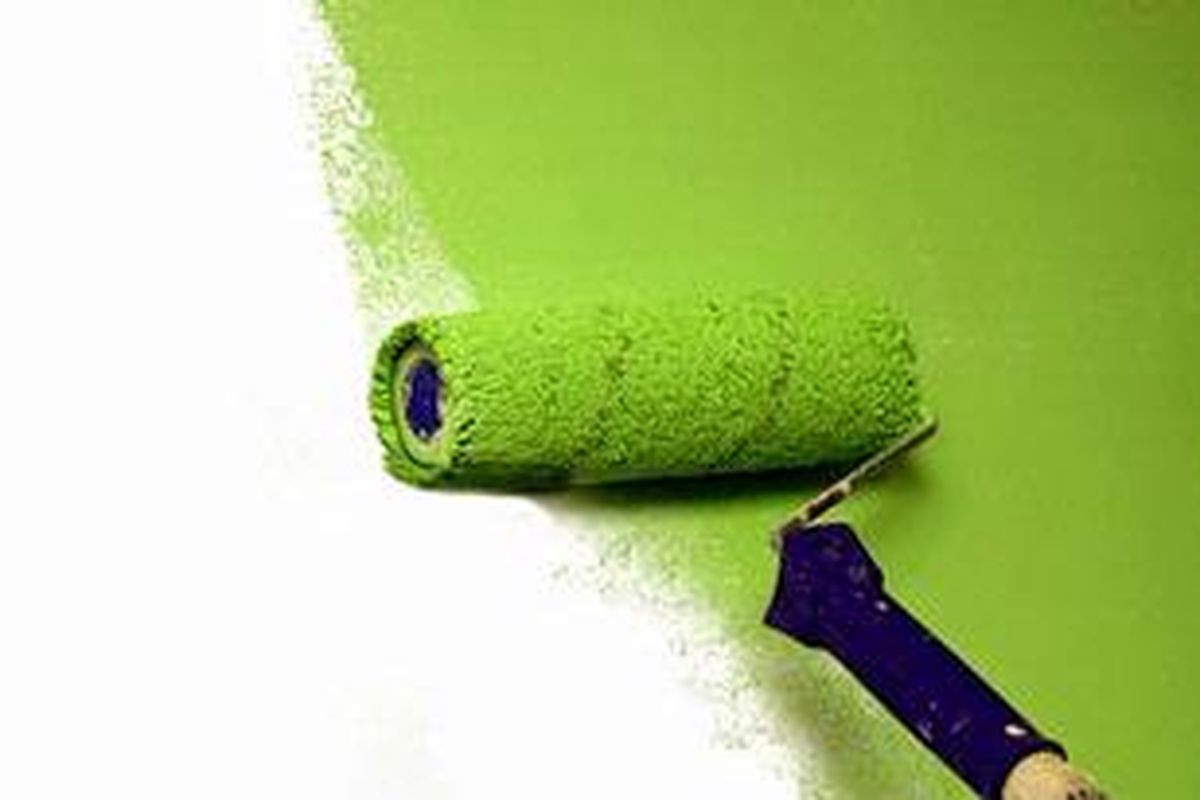 Setelah semua pekerjaan selesai dan permukaan dinding telah kering, lakukan pengecatan ulang dengan menyesuaikan warna cat dan selera Anda atau warna cat sebelumnya.