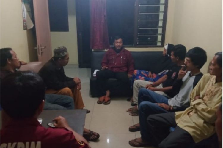 Seorang nenek bernama Arni (70) mendapatkan perlakuan kasar dari penyalur bansos yang tak lain adalah ketua RT, keduanya pun didamaikan oleh pihak kepolisian di Kampung Harapan, Desa Sukamaju, Kecamatan Cibungbulang, Kabupaten Bogor, Jawa Barat, Jumat (29/5/2020). (Dok Istimewa)