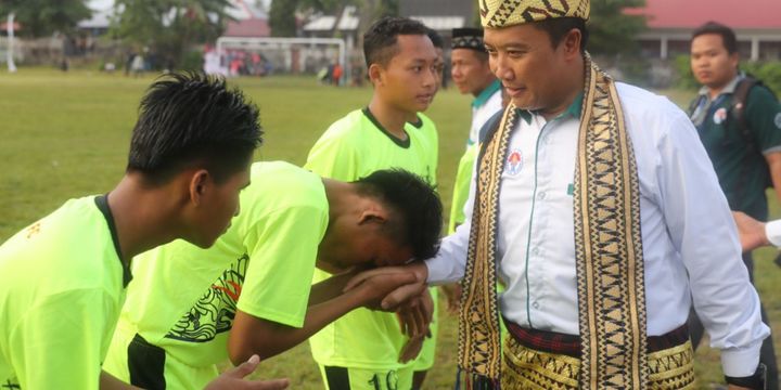 Menteri Pemuda dan Olahraga Imam Nahrawi menyalami para pemain yang berpartisipasi pada Liga Santri Nusantara (LSN) 2018, di Lapangan Sepak Bola Merdeka, Krui, Kabupaten Pesisir Barat, Lampung, Jumat (13/4/2018).