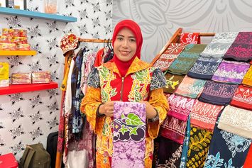 Kisah Perajin Batik Kujur Tanjung Enim Angkat Warisan, Inovasi, dan Keberlanjutan