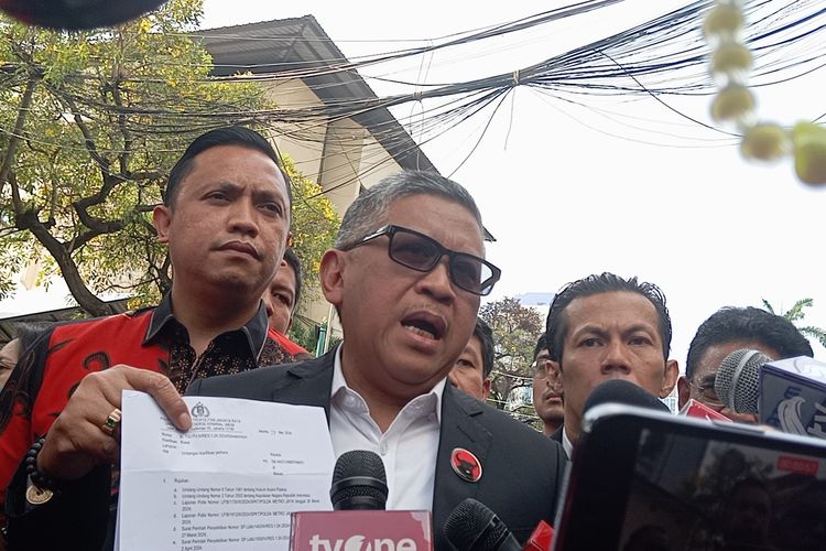 Sekjen PDIP Hasto Kristiyanto tiba di Polda Metro Jaya, Jakarta Selatan, Selasa (4/6/2024).