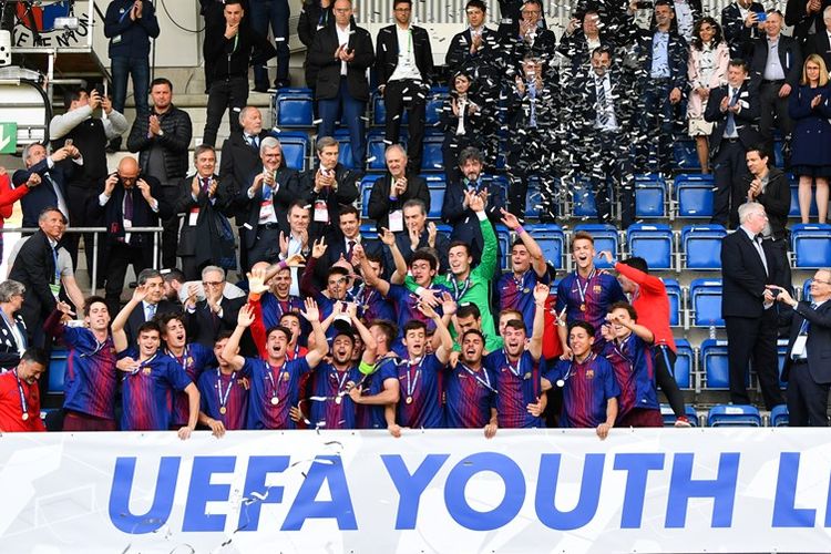 Para pemain muda Barcelona merayakan keberhasilan menjadi juara UEFA Youth League 2017-2018 di Nyon, Senin (23/4/2018).
