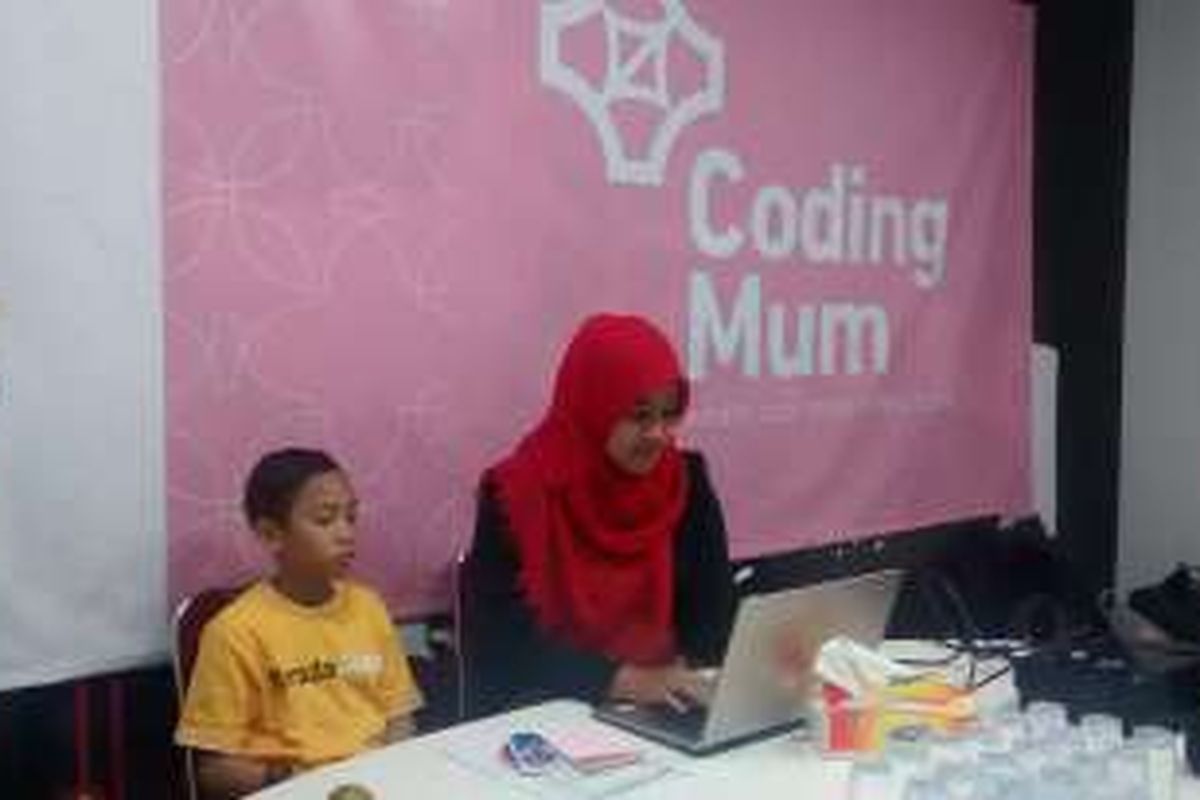 Sanya Fatchi (27) tengah mengikuti pelatihan Coding Mum di Digital Lounge Telkom Malang, Kamis (31/3/2016).