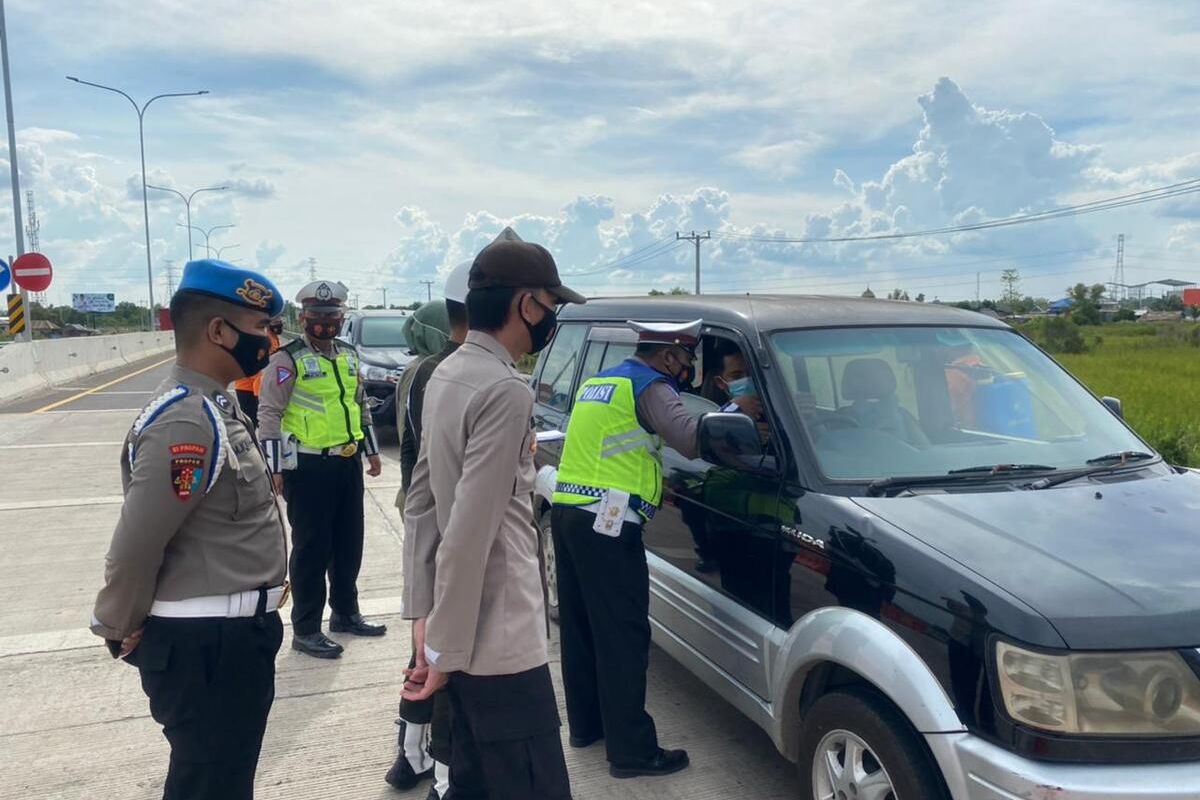 Polisi melakukan penyekatan di wilayah Kabupaten Ogan Ilir dan meminta kepada pengemudi kendaraan putar balik jika tidak bisa menunjukkan syarat yang diminta