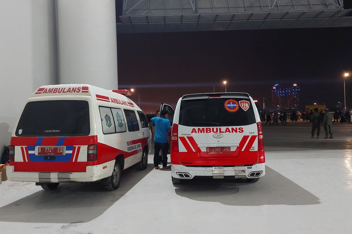 Beberapa unit ambulans dan sejumlah petugas tersedia di sekitar area Jakarta International Stadium untuk menanggulangi pengunjung maupun panitia yang membutuhkan bantuan medis lanjutan, Sabtu (25/6/2022).