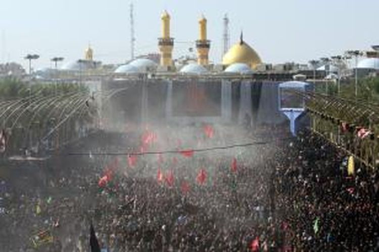 Jutaan umat Syiah memadati makam Imam Hussein di Karbala, Irak untuk mengikuti perayaan Ashura.