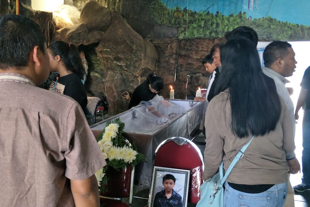 Jenazah Malvin Reizen Alvino (12), siswa SMP Budhaya 3, Perumnas Klender, Jakarta Timur, saat disemayankankan di aula sekolah itu Sabtu (26/10/2019). Malvin dan empat siswa SMP Budhaya 3 lainnya tewas tenggelam di Sungai Terlarang Baduy, Jumat kemarin.