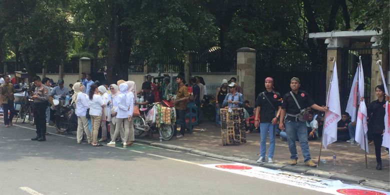 Sejumlah pendukung Prabowo Subianto-Sandiaga Uno mulai mendatangi gedung Komisi Pemilihan Umum (KPU) RI di Jalan Imam Bonjol, Menteng, Jakarta Pusat, Jumat (10/8/2018) siang.