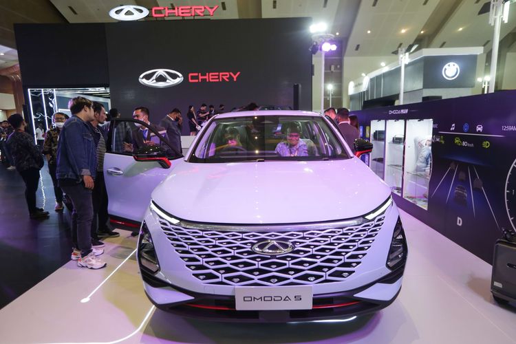 Pengunjung menyaksikan Chery Omoda 5 di ajang Indonesia International Motor Show (IIMS) 2023 di JIExpo, Kemayoran, Jakarta Pusat, Kamis (16/2/2023). Omoda 5 hadir dalam tiga varian yang masing-masing dibekali mesin berkubikasi 1.500 cc turbo.