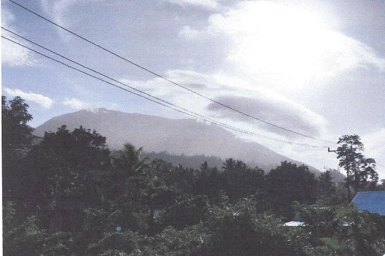 Visual gunung api Lewotobi Perempuan di Kabupaten Flores Timur, NTT.