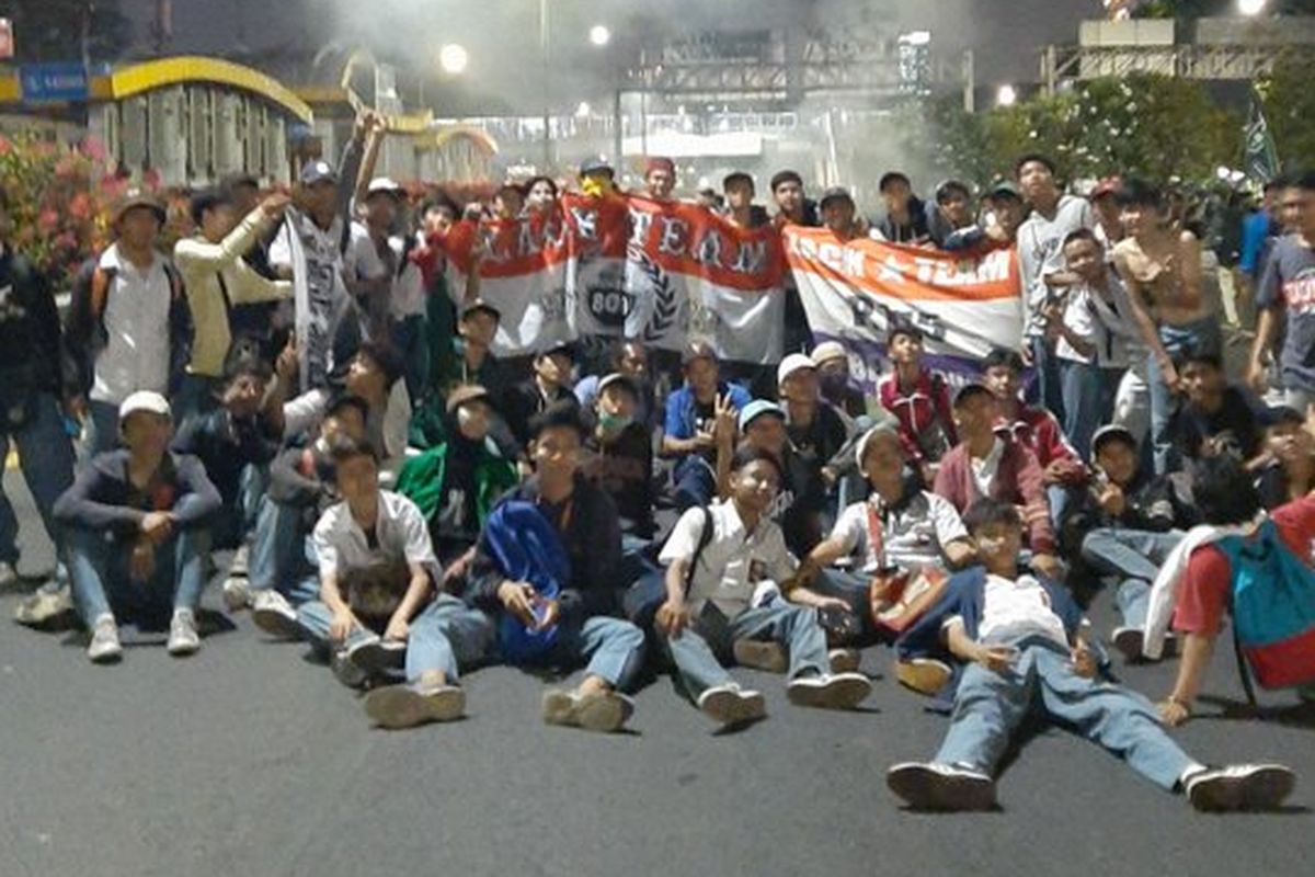 Siswa STM ikut turun ke jalan membantu mahasiswa yang melakukan aksi demo penolakan sejumlah RUU di Gedung DPR, Selasa (24/9/2019).