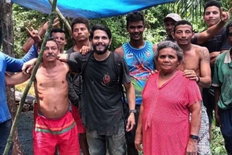 Pilot Antonio Sena dengan para petani yang menolongnya setelah alami kecelakaan pesawat dan tersesat sendirian di hutan Amazon. [Via BBC Indonesia]
