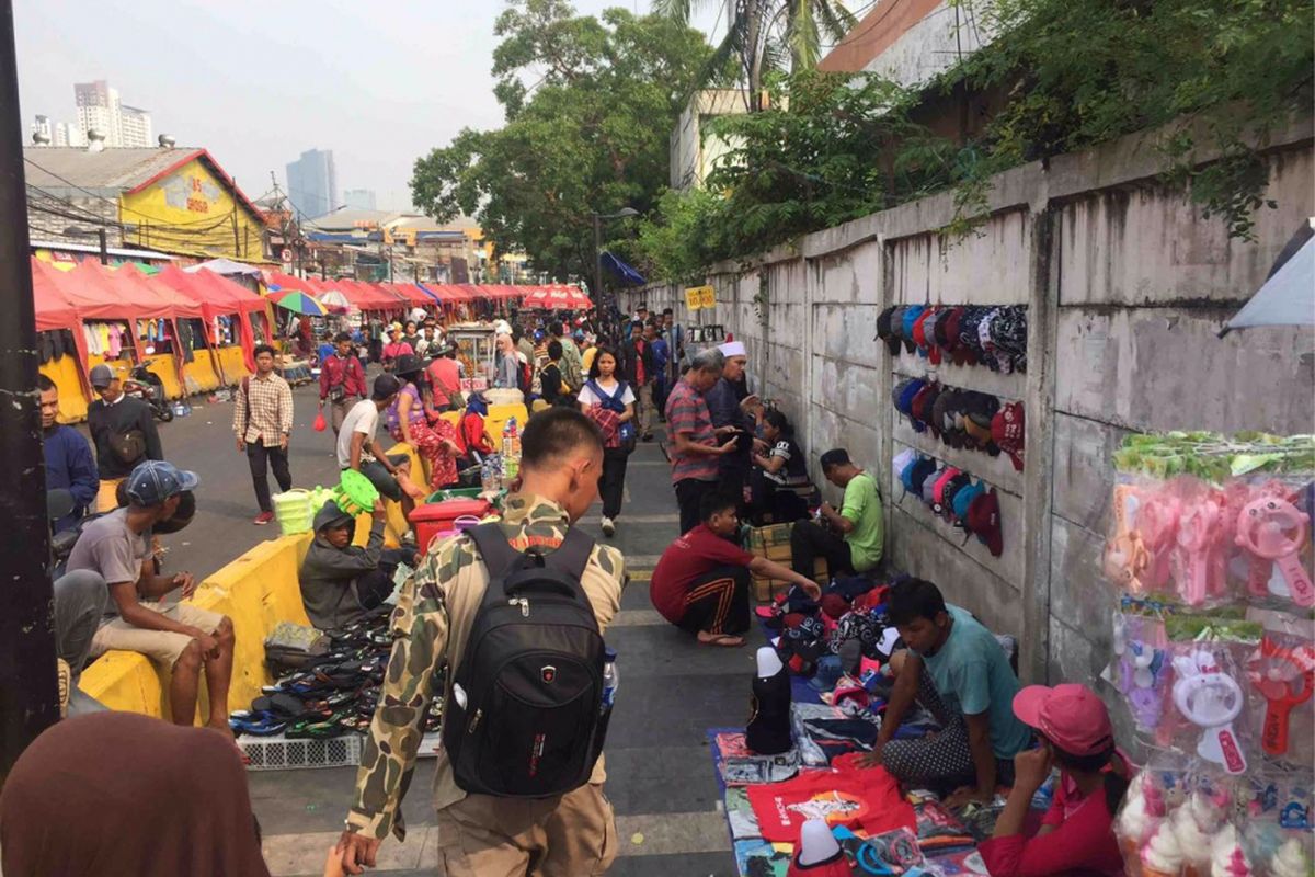 Kondisi Pasar Tanah Abang Kian Semrawut. Para pedagang kaki lima mengokupasi hampir seluruh trotoar di Tanah Abang. Tidak ada penindakan dari petugas Satpol PP DKI Jakarta, Rabu (6/6/2018).