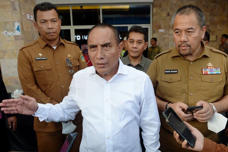 Gubernur Sumut Edy Rahmayadi didampingi Kadis Tenaga Kerja Sumut Baharuddin Siagian menjawab pertanyaan wartawan terkait penetapan UMP Sumut, Senin (28/11/2022)