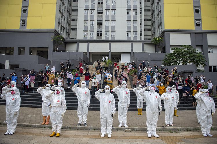 Sejumlah tenaga kesehatan dan pasien Covid-19 mengikuti upacara peringatan HUT Ke-76 Kemerdekaan Republik Indonesia (RI) di Rumah Sakit Darurat Covid-19 (RSDC) Wisma Atlet, Kemayoran, Jakarta, Selasa (17/8/2021). HUT Ke-76 Kemerdekaan RI tahun ini bertemakan Indonesia Tangguh, Indonesia Tumbuh.