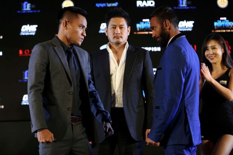 Petarung asal Indonesia, Stefer Rahardian (kiri), berpose dengan lawannya petarung asal Pakistan, Muhammad Imran, saat konferensi pers jelang pertandingan One Championship: King of Courage di Hotel Fairmont, Jakarta, Kamis (18/1/2018). Pertandingan yang akan digelar di Jakarta Convention Center, Sabtu (20/1/2018) ini akan menghadirkan partai utama dua petarung perempuan asal Singapura, Tiffany Teo melawan petarung asal China, Xiong Jing Nan serta petarung Indonesia Stefer Rahardian melawan petarung Pakistan Muhammad Imran.