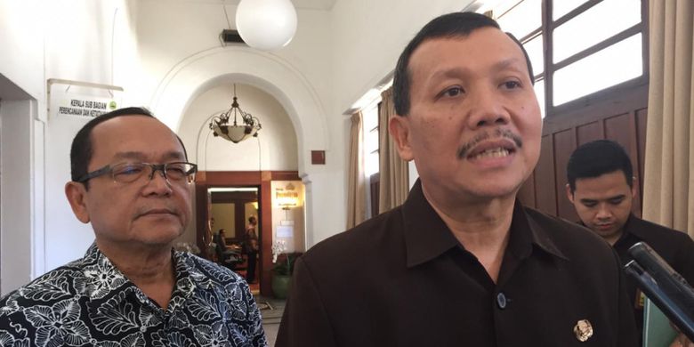 Sekretaris Daerah (Sekda) Jawa Barat Iwa Karniwa usai bertemu dengan Direktur Perikanan Ishinomaki, Kanno Kenji, di Bandung, Selasa (23/7/2019)