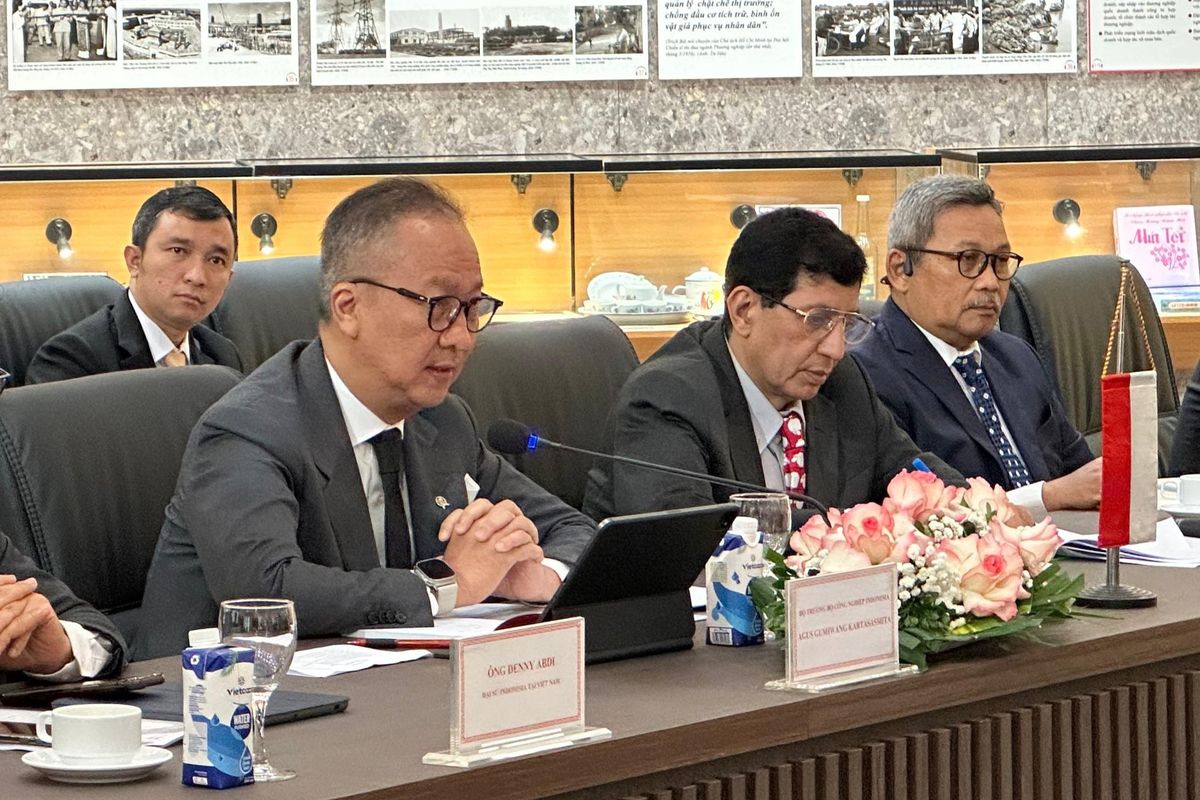 Menteri Perindustrian Agus Gumiwang Kartasasmita mengawali pertemuan dengan perwakilan dari VinFas