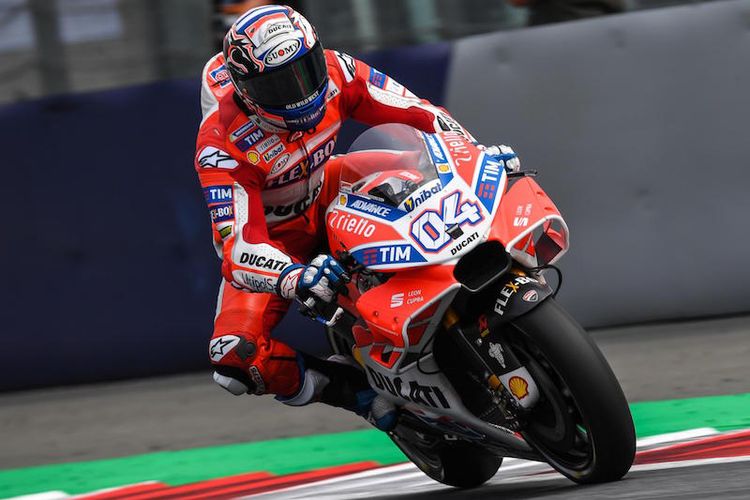 Pebalap Ducati Team asal Italia, Andrea Dovizioso, memacu motornya pada hari kedua GP Austria di Red Bull Ring, Spielberg, Sabtu (12/8/2017).