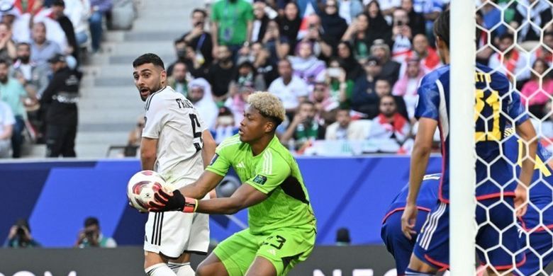 Aksi kiper timnas Jepang, Zion Suzuki, dalam laga Grup D Piala Asia 2023 melawan Irak di Stadion Education City, Doha, pada Jumat (19/1/2024). Zion Suzuki mengaku dilecehkan secara rasial di media sosial setelah ia melakukan keselahan pada dua laga Piala Asia 2023.
