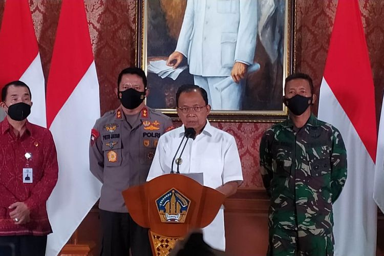 Gubernur Bali Wayan Koster saat memberikan keterangan pers di Rumah Dinas Jabatan Gubernur Bali, Jumat (2/7/2021)
