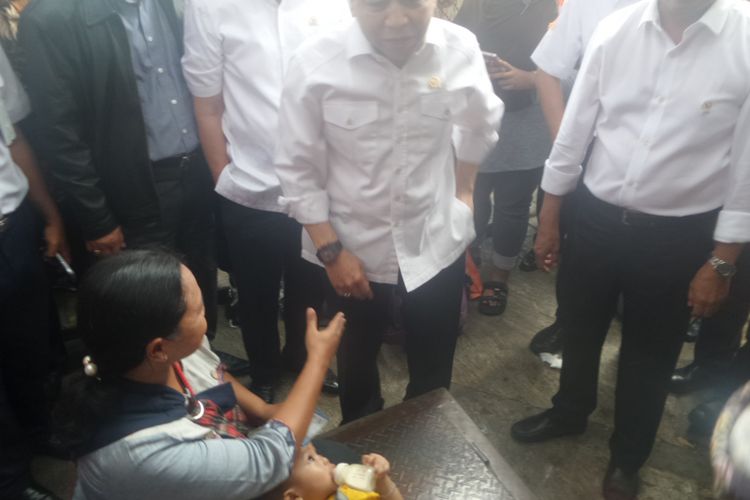 Ketua DPR RI Setya Novanto membagikan THR kepada satu keluarga yang hendak mudik di Stasiun Senen, Jakarta Pusat, Kamis (22/6/2017)