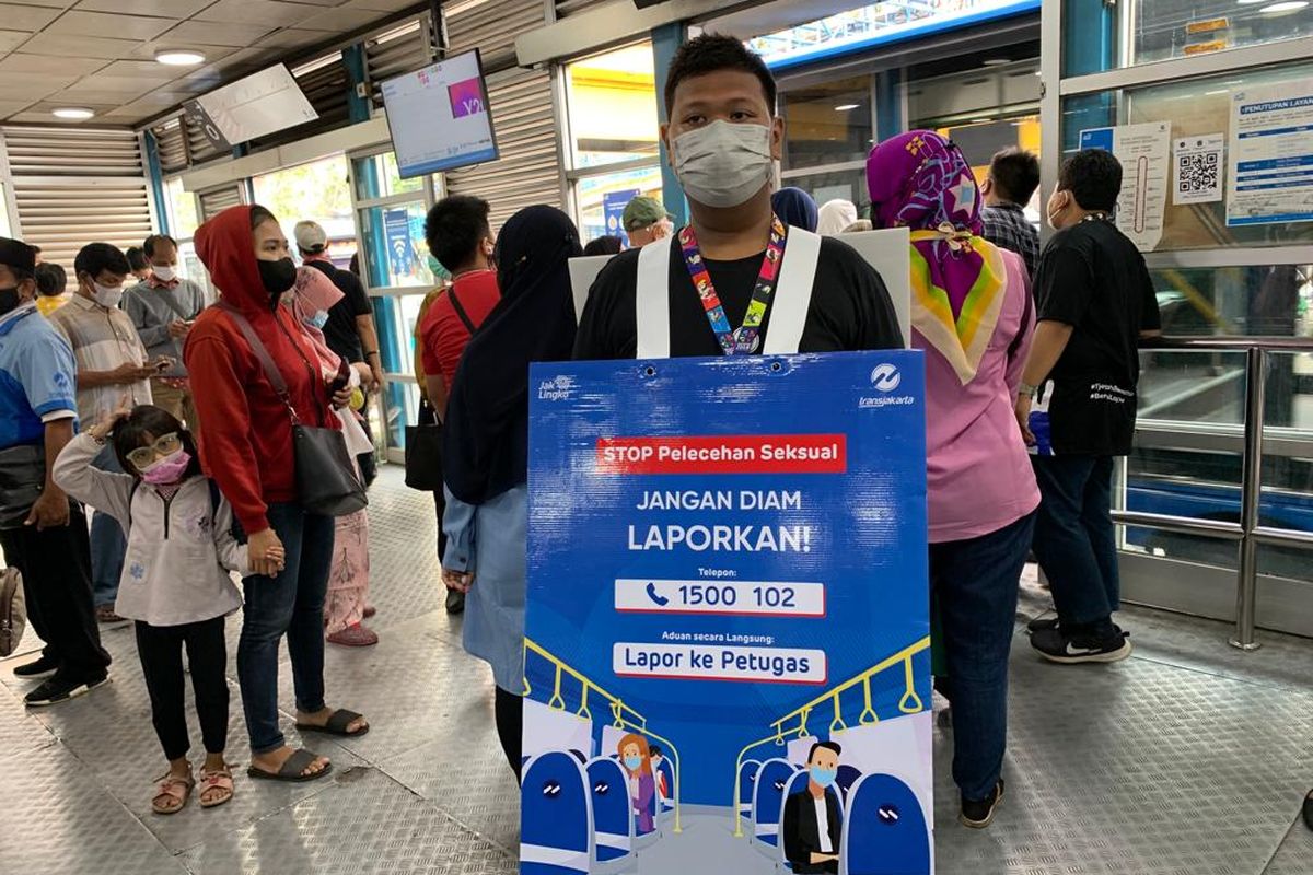 PT Transportasi Jakarta menggelar kampanye Stop Pelecehan Seksual di Halte Busway Harmoni, Jakarta Pusat, Jumat (5/8/2022).