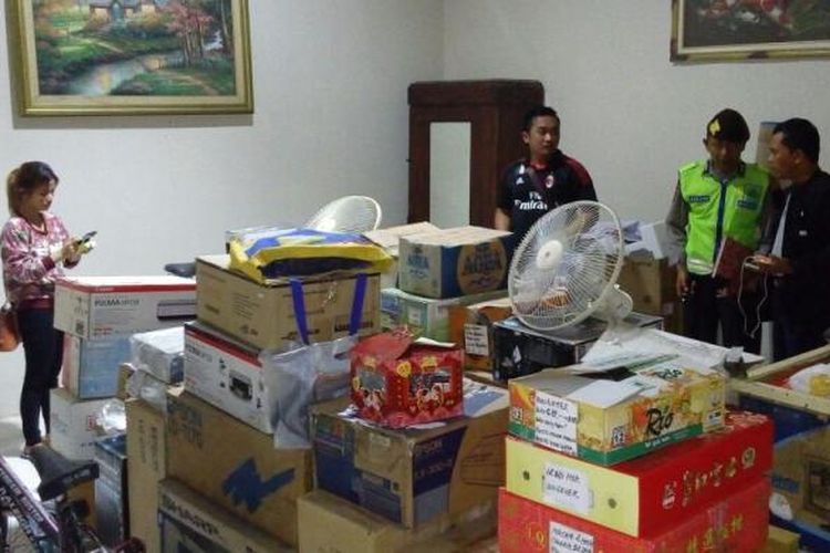 PERAMPOKAN -Aparat Polsek Babadan sementara melakukan olah tempat kejadian perampokan Gudang Citra Unilever di Jalan Raya Ponorogo Madiun KM.5 Desa Babadan, Kecamatan Babadan,  Kabupaten Ponorogo, Jawa Timur, Senin ( 6 / 3/2017).