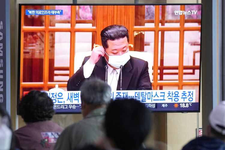 Orang-orang menonton layar TV yang menampilkan file gambar pemimpin Korea Utara Kim Jong Un selama program berita di stasiun kereta api di Seoul, Korea Selatan, Sabtu, 14 Mei 2022. 