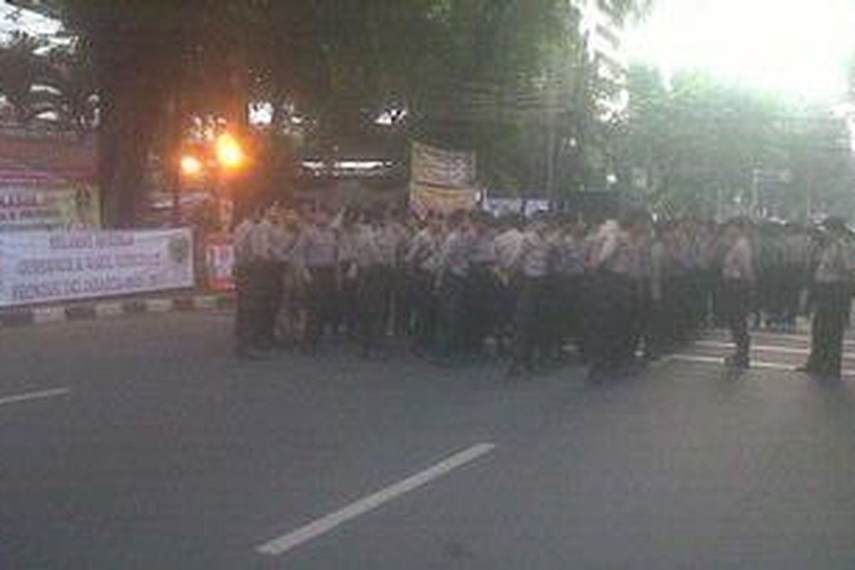 Ribuan petugas kepolisian dari Polda Metro Jaya dan Polres Jakarta Pusat saat melakukan apel pengamanan pelantikan Joko Widodo - Basuki Tjahaja Purnama sebagai Gubernur DKI Jakarta yang baru, Senin (15/10/2012).