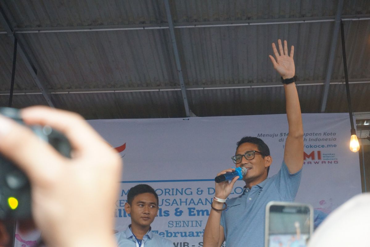 Sandiaga Uno saat mengisi acara Mentoring dan Dialog Kewirausahaan OKE OCE Millenials dan Emak-Emak di Lapak Ngopi, Jalan Panatayudha I, Kelurahan Nagasari, Kecamatan Karawang Barat, Kabupaten Karawang, Senin (18/2/2019).