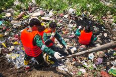 FamilyMart Gandeng Robries Ubah Sampah Plastik Sungai Jadi Kursi