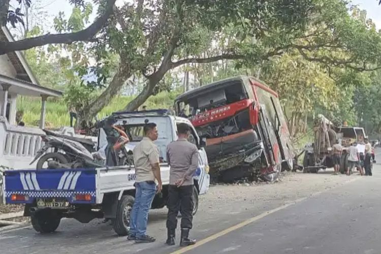 Kondisi bus pariwisata yang ditumpangi rombongan karyawan Rumah Sakit Bina Sehat Kabupaten Jember setelah kecelakaan di Jalan Raya Sukapura, Desa Boto, Kecamatan Lumbang, Kabupaten Probolinggo, Minggu (14/9/2025).