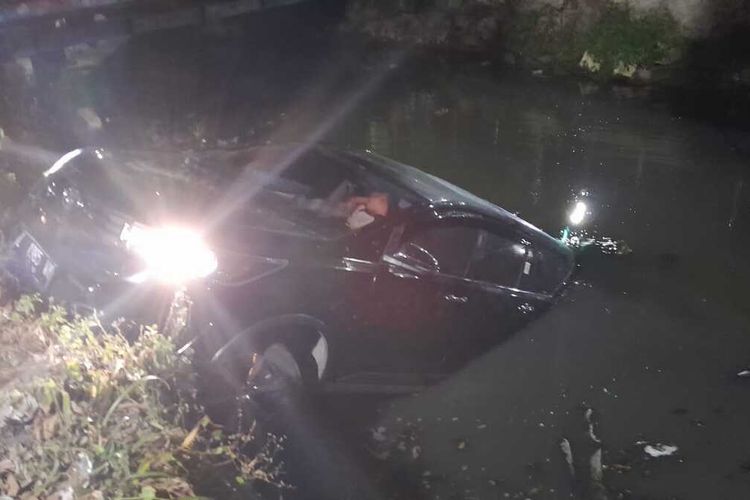 Pengemudi mobil di Surabaya tertidur pulas saat mobilnya dievakuasi dari sungai, Kamis (29/6/2023).