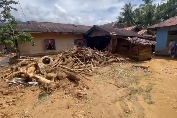 Suasana banjir bandang di Desa Rambung Jaya, Kecamatan Darul Hasanah, Kabupaten Aceh Tenggara, Kamis (3/11/2022)