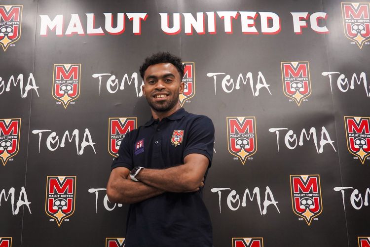 Malut United kini mengumumkan tambahan dua pemain baru dengan label tim nasional Indonesia, yakni Yakob Sayuri dan Yance Sayuri.