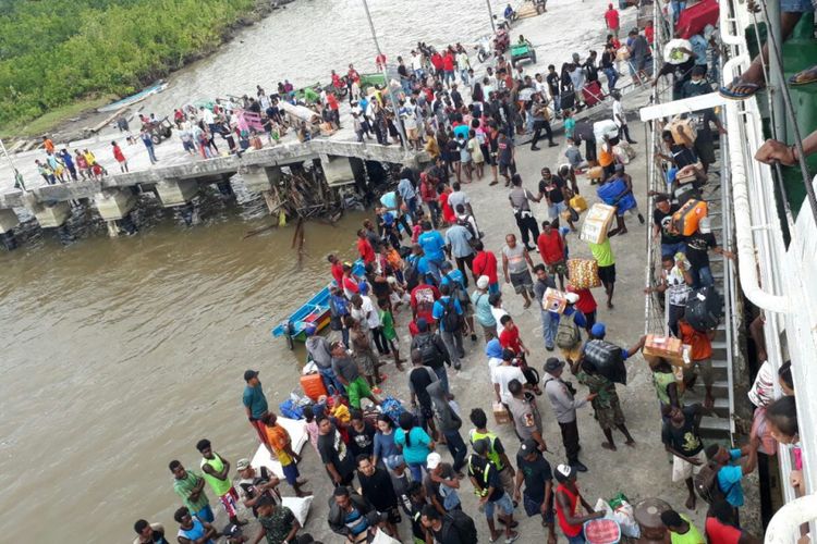 Bantuan kemanusiaan dari Makassar dengan pengiriman tim medis dan obat-obatan untuk mengatasi masalah campak dan gizi buruk di Suku Asmat telah tiba di Pelabuhan Agats, Jumat (9/2/2018) sore.