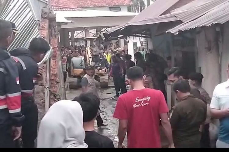 Pemerintah Kota Jambi dan Masyarakat sekitar bersihkan puing-puing tembok pembatasan sekolah, bertempat di Kelurahan Simpang empat Sipin, Kecamatan Telanaipura, Kota Jambi, Jum'at (4/10/2024).(KOMPAS.com/ KURNIA SANDI )